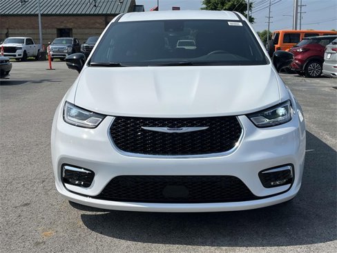 New 2025 Chrysler Pacifica Select image 2
