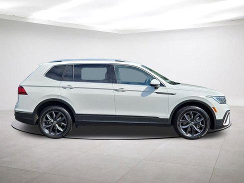 Used 2024 Volkswagen Tiguan SE image 8