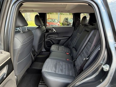 New 2025 Mitsubishi Outlander SE image 10