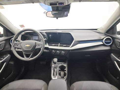 Used 2025 Chevrolet Trax LS w/ LS Convenience Package image 18