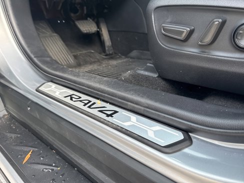 Used 2022 Toyota RAV4 XLE image 12