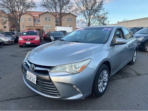 Used 2016 Toyota Camry LE image 1