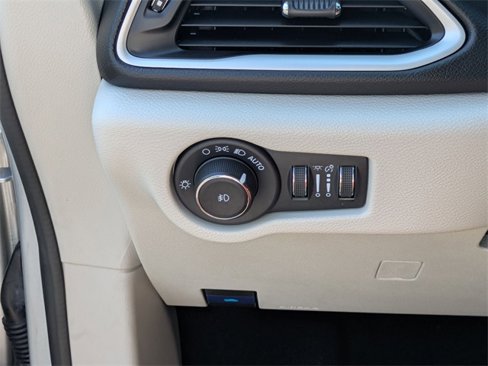 Used 2024 Chrysler Pacifica Touring-L image 14
