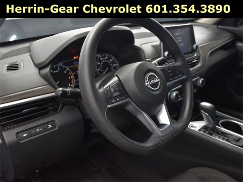 Used 2024 Nissan Altima 2.5 SV image 12