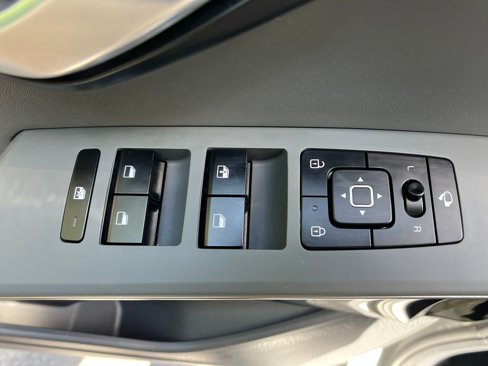 Used 2024 Kia Niro EX Touring image 13