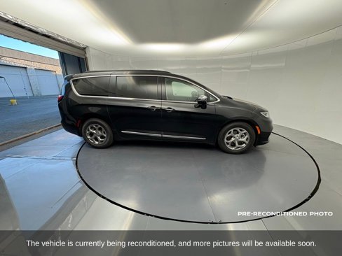 Used 2023 Chrysler Pacifica Limited image 6