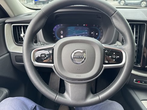 Certified 2025 Volvo XC60 B5 Plus image 9