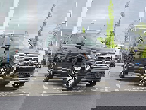 New 2025 Volkswagen Atlas SEL image 2