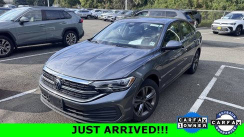 Certified 2022 Volkswagen Jetta SE image 1