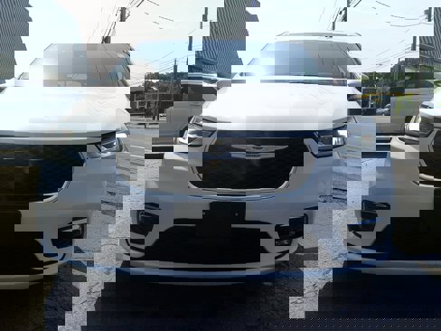 Used 2023 Chrysler Pacifica Touring-L image 10