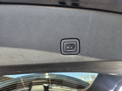 Used 2023 Cadillac XT6 Premium Luxury image 15