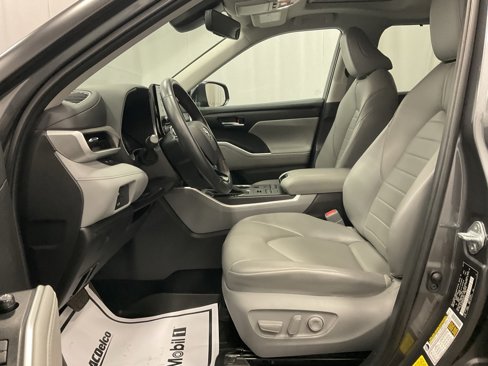 Used 2021 Toyota Highlander XLE image 6