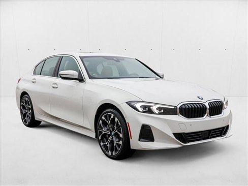 Used 2025 BMW 330i xDrive Sedan w/ Premium Package image 3