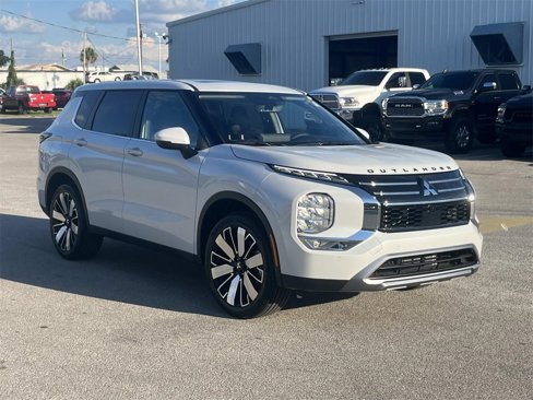 New 2025 Mitsubishi Outlander SE image 7