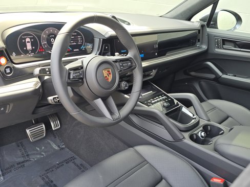 New 2025 Porsche Cayenne GTS image 4