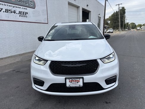 New 2026 Chrysler Pacifica Select image 2