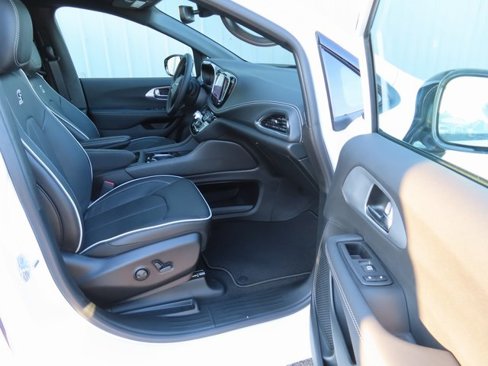 New 2026 Chrysler Pacifica Limited image 23