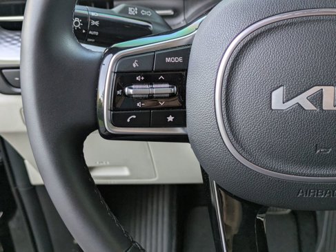 Used 2024 Kia Carnival LX image 20