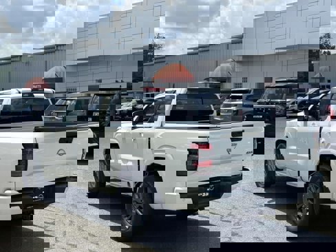 Used 2025 Nissan Frontier SV w/ SV Convenience Package image 4