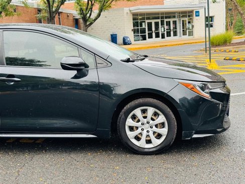 Used 2020 Toyota Corolla LE image 3
