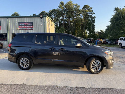 Used 2019 Kia Sedona LX image 3