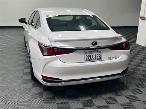 Certified 2025 Lexus ES 300h w/ Premium Package image 7