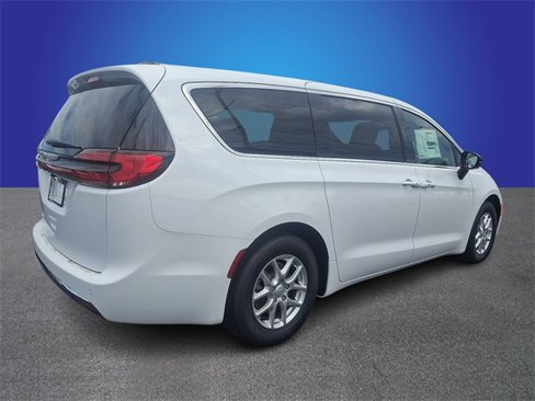 New 2026 Chrysler Pacifica Select image 3