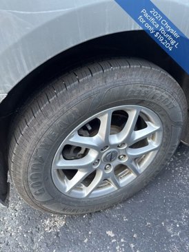 Used 2021 Chrysler Pacifica Touring-L image 9
