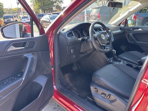 Used 2020 Volkswagen Tiguan SE w/ Panoramic Sunroof Package image 15