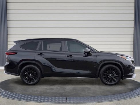 Used 2024 Toyota Highlander FWD image 8