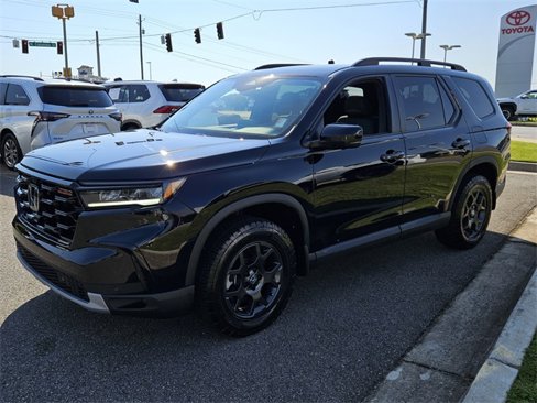 Used 2025 Honda Pilot TrailSport image 3