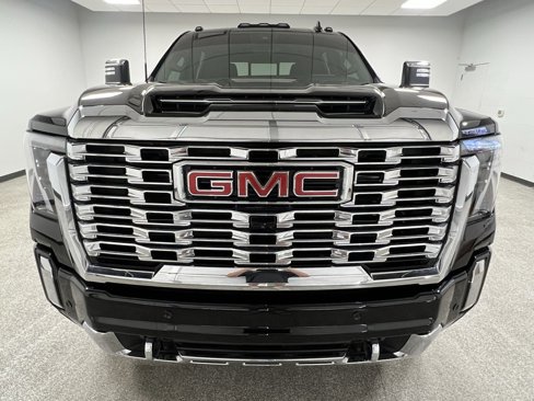 Used 2024 GMC Sierra 3500 Denali w/ Technology Package image 3