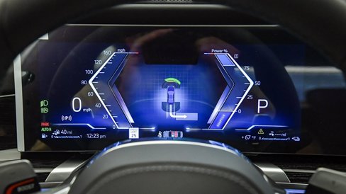 New 2026 BMW 750e xDrive image 30