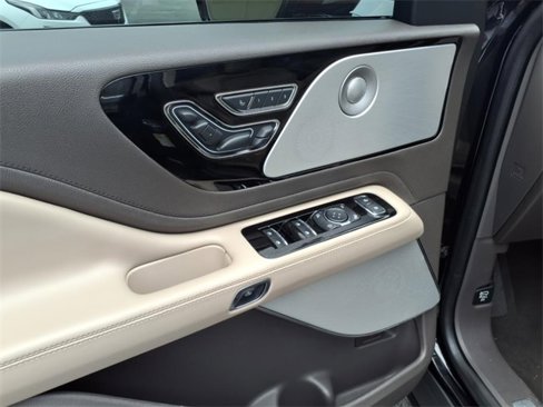 Used 2020 Lincoln Aviator Reserve w/ Equipment Group 202A image 17