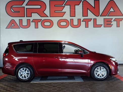 Used 2023 Chrysler Pacifica Touring-L image 1