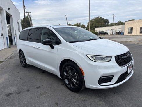 New 2026 Chrysler Pacifica Select image 9
