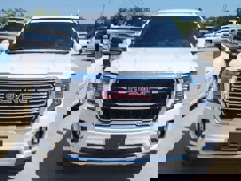 Used 2024 GMC Yukon SLT image 2