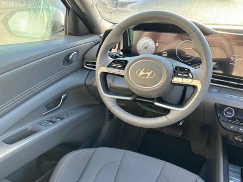 Used 2025 Hyundai Elantra SEL image 24