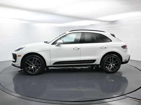 Certified 2025 Porsche Macan image 2