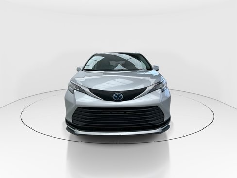 Used 2022 Toyota Sienna LE image 3