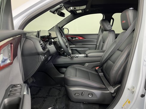 New 2026 Chevrolet Traverse Z71 w/ LPO, Floor Liner Package image 9