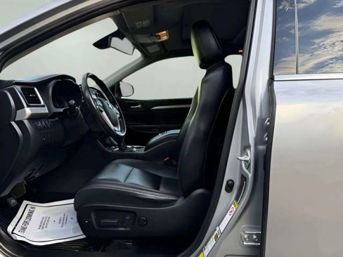 Used 2019 Toyota Highlander XLE image 10