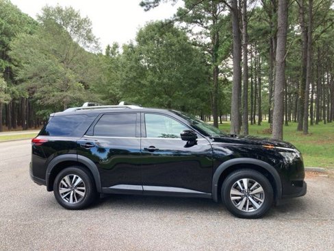 Used 2022 Nissan Pathfinder SL image 3