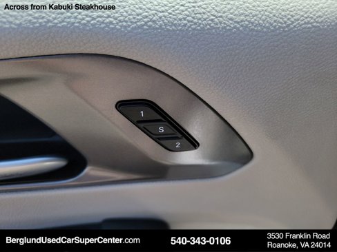 Used 2024 Chrysler Pacifica Touring-L image 26