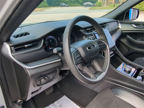 Used 2023 Jeep Grand Cherokee Altitude image 10