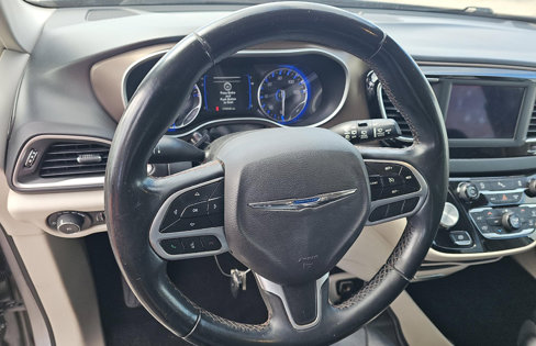Used 2018 Chrysler Pacifica Touring-L image 10