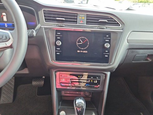 Used 2024 Volkswagen Tiguan SE image 16