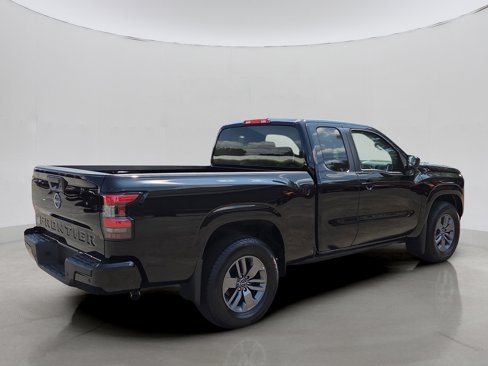 Used 2025 Nissan Frontier SV image 3