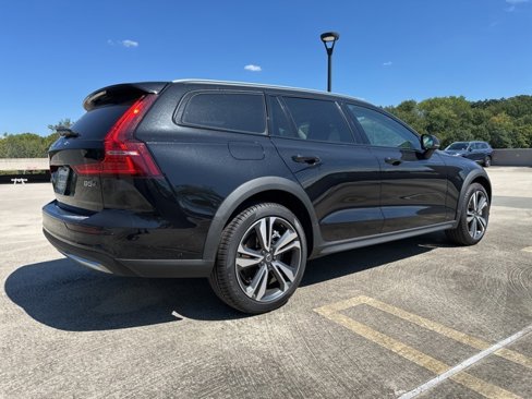 Used 2025 Volvo V60 B5 Cross Country Plus w/ Protection Package Premier image 7