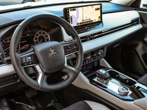 New 2025 Mitsubishi Outlander SE image 15